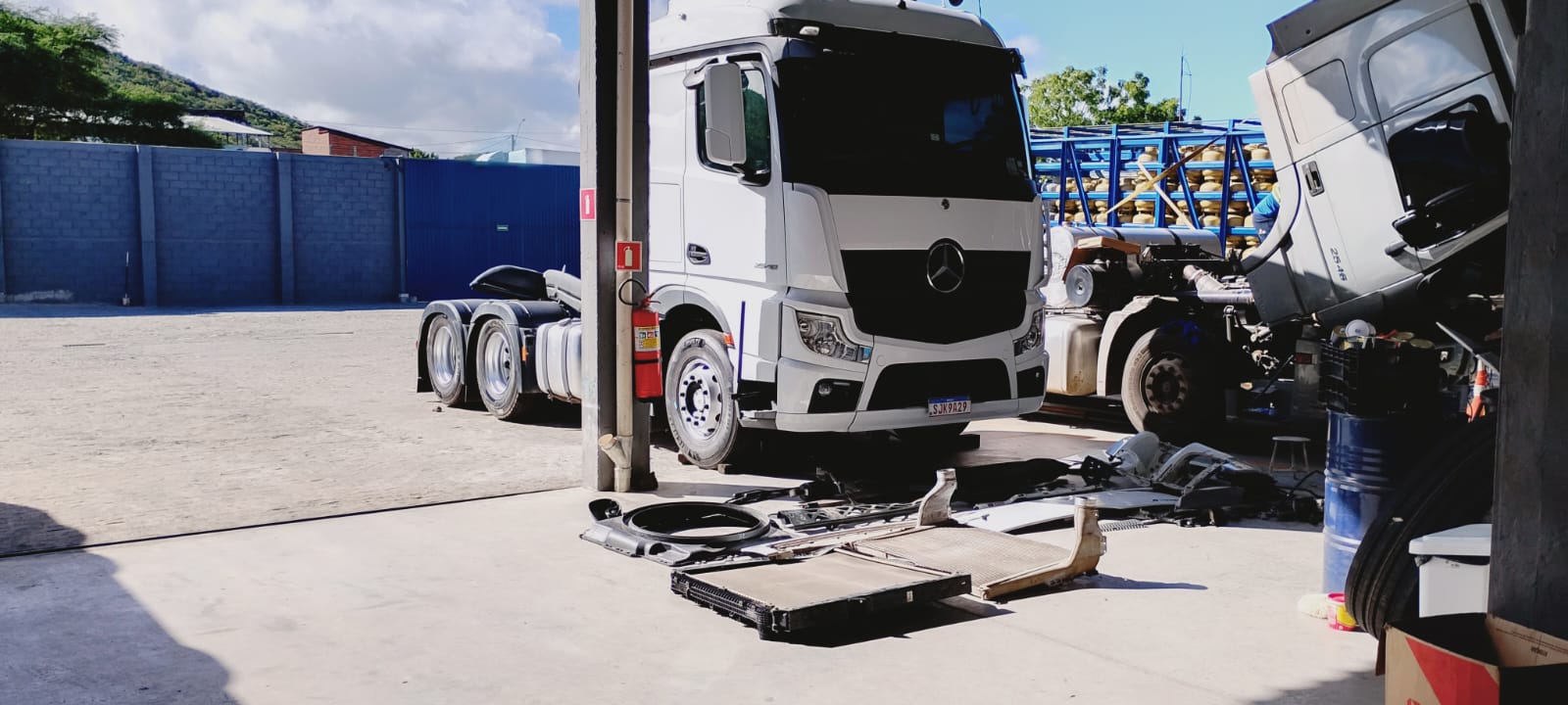 Caminhão em manutenção na oficina